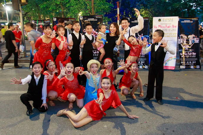 18 vũ công nhí biểu diễn ở phố đi bộ Hà Nội